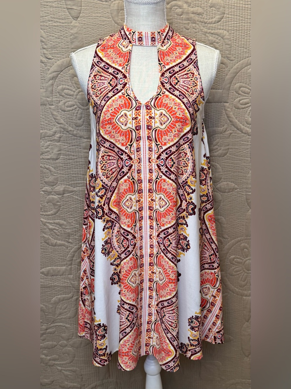 Xhilaration Women's A-Line Sleeveless Keyhole Swing Dress in Coral Paisley